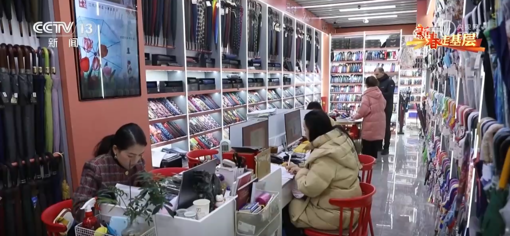 成拳”凝聚合力 “品牌出海”成为义乌热词不朽情缘电子游戏网址新春走基层 “攥指(图2)